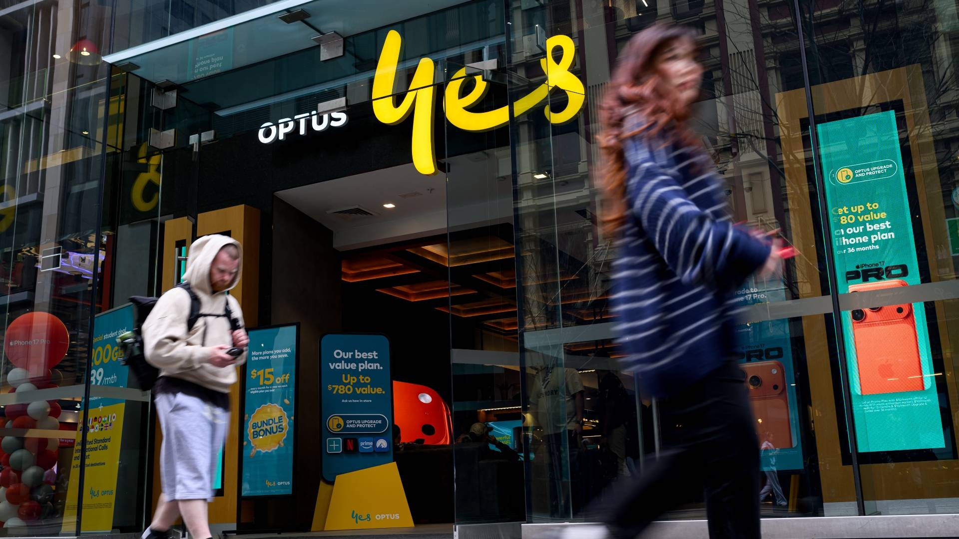 Optus considers ban on smart glasses in-store as retailers confront controversial tech